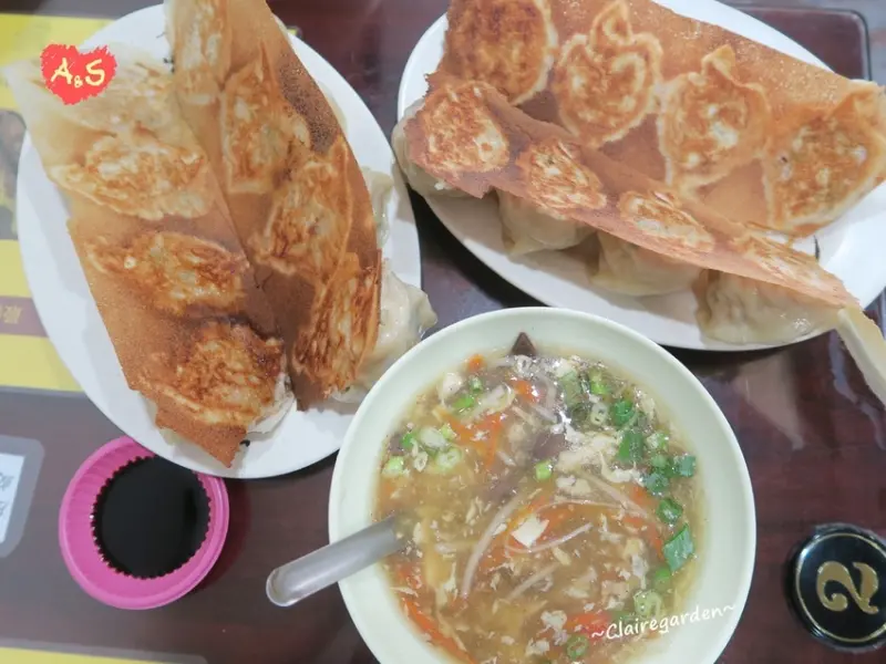 [南崁菜鳥覓食記] 元寶鍋貼~美麗雪花脆皮，拳頭大鍋貼內餡肉汁看的到