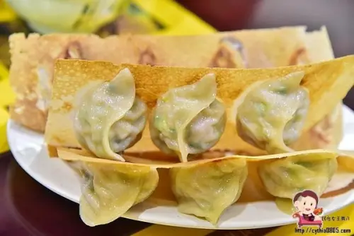 南崁也有好吃的脆皮鍋貼，一咬下去會噴汁啊~好鮮美!