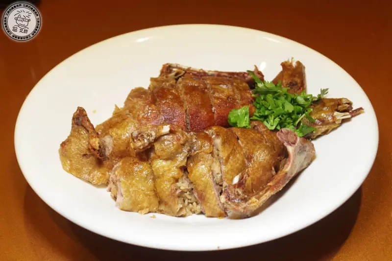 人多就是要揪團吃合菜．上海美食功夫菜是很不錯的選擇，還可以邊吃邊唱卡拉OK．上海故事