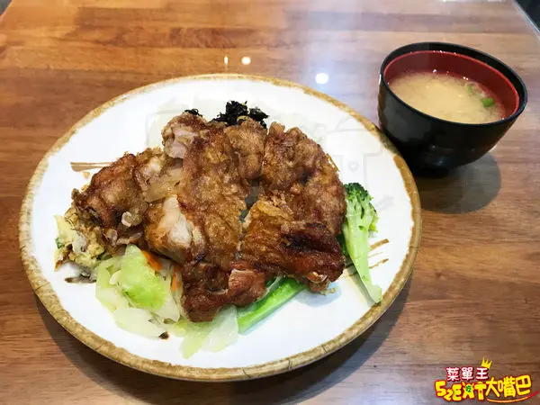 台中中華夜市美食草袋飯》金大元草袋飯菜單價位大公開！知名排隊老店熱賣近四十年的草袋飯~推薦雞腿草袋飯、花雕雞草袋飯、牛肉雞草袋飯。