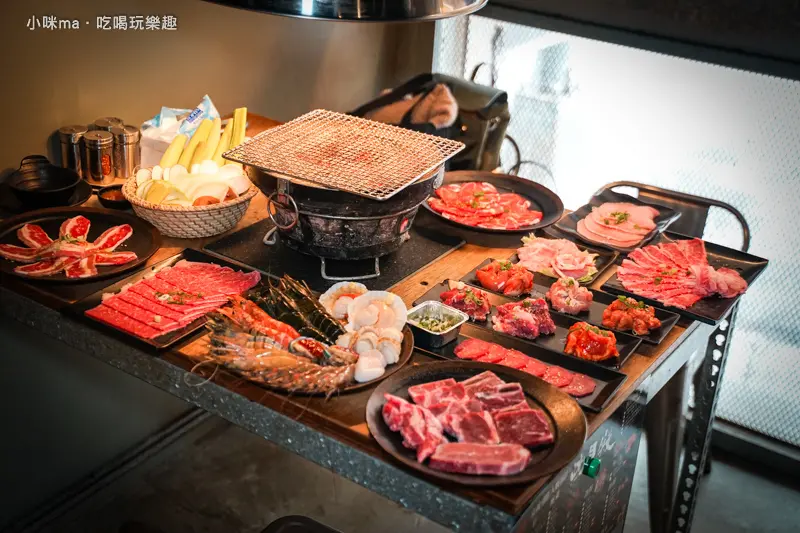 燒肉殿 ▏499元就能嚐到70多種食材，899元就有和牛、干貝、青島生啤酒無限量吃到爽。這麼浮誇的吃法就在燒肉殿。東區燒肉吃到飽推薦。忠孝復興捷運站