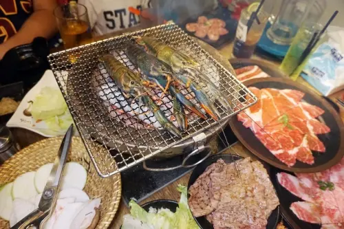 史上最狂燒烤吃到飽→東區燒肉-殿*和牛龍蝦青島啤酒免費續只要899！