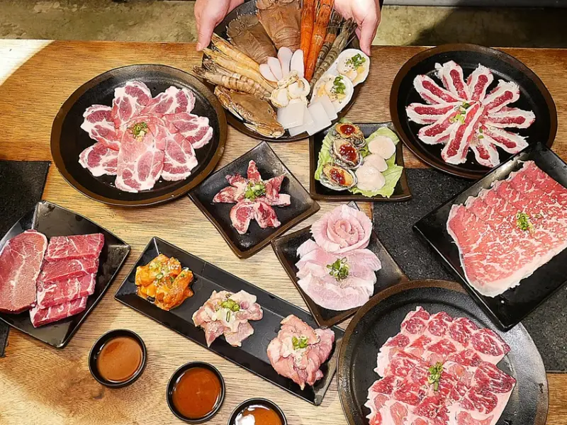 台北東區燒肉吃到飽，高達70種的食材只要$499，還有飲料冰淇淋無限享用，離峰時間還有服務員會來傳授烤肉秘訣-燒肉殿