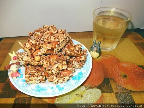 君品長鮮糙米花生糖(全素食也可)一打開花生糖時,有股香香脆脆的花生糖濃厚味道,猶如在花生糖堆中,大口大口吃花生糖太過癮了