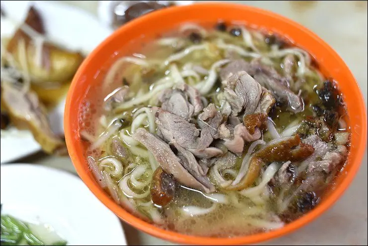 《新莊棒球場/捷運新莊站美食》鴨肉大王之家~新莊中平美食廣場排隊美食，好吃又人潮滿滿，但用餐環境待加強！