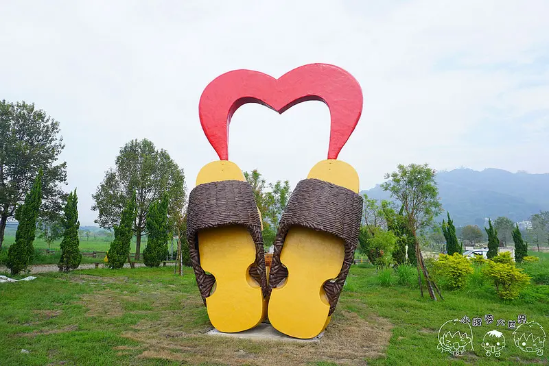 [南投新地標] 竹山超大的木屐拖鞋:木屐寮生態公園,22公頃大公園:親子戲水池,絕美楓葉林,大圓型觀景台,不用登高山就可以賞楓去~山水美景一次擁有.交通路線