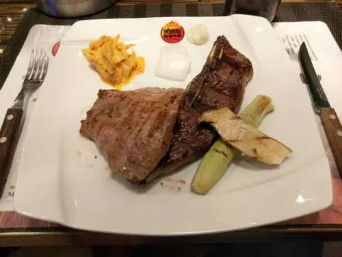 火地島-原主打阿根廷碳烤牛排 現以串燒和碳烤牛排為主 是拜訪過就不會再踏進去第二次的雷店              