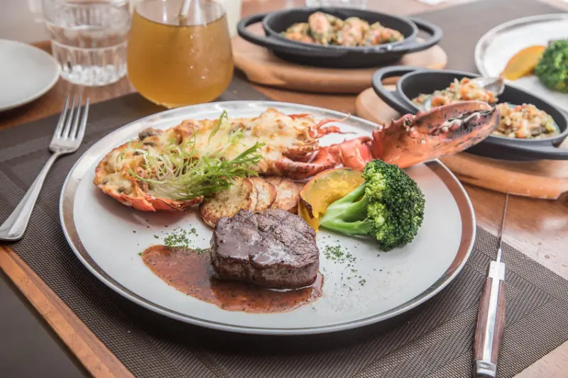 [台北大同]美國牛排拼龍蝦，超豪華海陸雙主菜！朵頤牛排Doricious-京站店 - 大手牽小手。玩樂趣