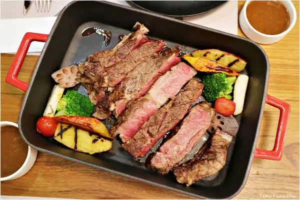 [台北車站]朵頤排餐館Doricious(京站百貨B3)|饗食天堂旗下品牌、慶生約會餐廳|美國安格斯黑牛肋眼2人份套餐/22oz(含麵包、湯品、前菜、啜飲、主餐、甜品及飲料)