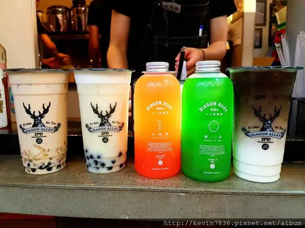 斜角巷-逢甲店~回想你的大人瞬間就讓初心與小任性兩款美麗夢幻般顏色飲品,帶著我們從舌尖到味蕾的哇哇哇的驚喜,刺殺甘奶迪.戀上海檸威與斜角三巷奶茶都是超酷的飲品喔!