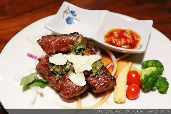 【新竹美食週記】失落沙洲複合式主題餐廳：特色窯烤披薩，窯烤爐牛排外酥脆內多汁，鳳梨火龍果彩虹冰沙味道濃郁好喝！無低消、無服務費、無限用餐時間。靠近南寮漁港。內附影片