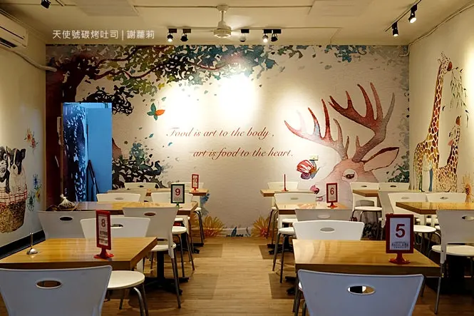 《三重♥食記》天使號碳烤吐司。是三明治專賣店也是藝廊，深夜食堂版的碳烤三明治，這不是早餐、也不是下午茶，宵夜限定晚上才吃得到！