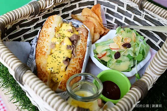 《新莊♥食記》曲尼的公園 picnic。整個咖啡廳都是你的露天公園，把野餐搬進室內，小提籃早午餐可愛又療癒！(新莊站)