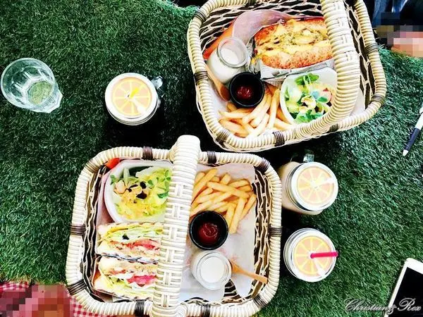 【新北。美食】新莊 / 曲尼的公園，野餐不必到室外，置身於藍天白雲下的草皮野餐