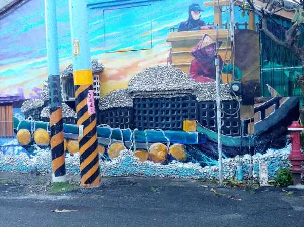 結合當地蚵殼，雲林龍台宮附近的彩繪讓人超吃驚。