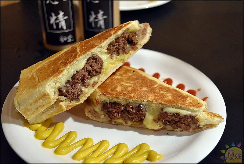 台中逢甲美食萬惡宵夜。初堂。放感情的個性店家。爆好吃西南烤豚肉三明治推薦必點。本文登上奇摩首頁