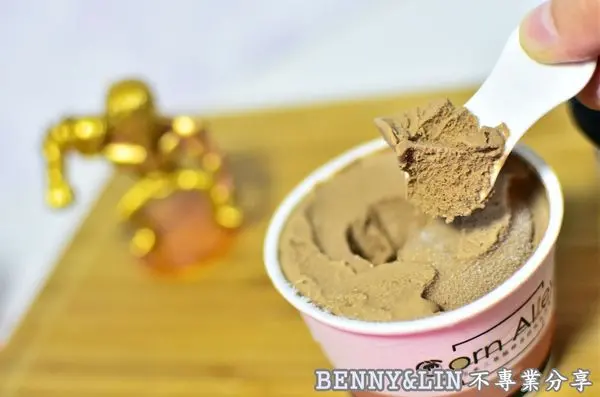 [宅配美食]來自屏東最自然風味的冰淇淋，嚴選當季新鮮水果，天然果香的冰淇淋-- CornAlley屏東玉米三巷純粹自然味冰淇淋(宅配美食推薦、團購甜點、屏東冰淇淋專賣、屏東當季水果冰淇淋)