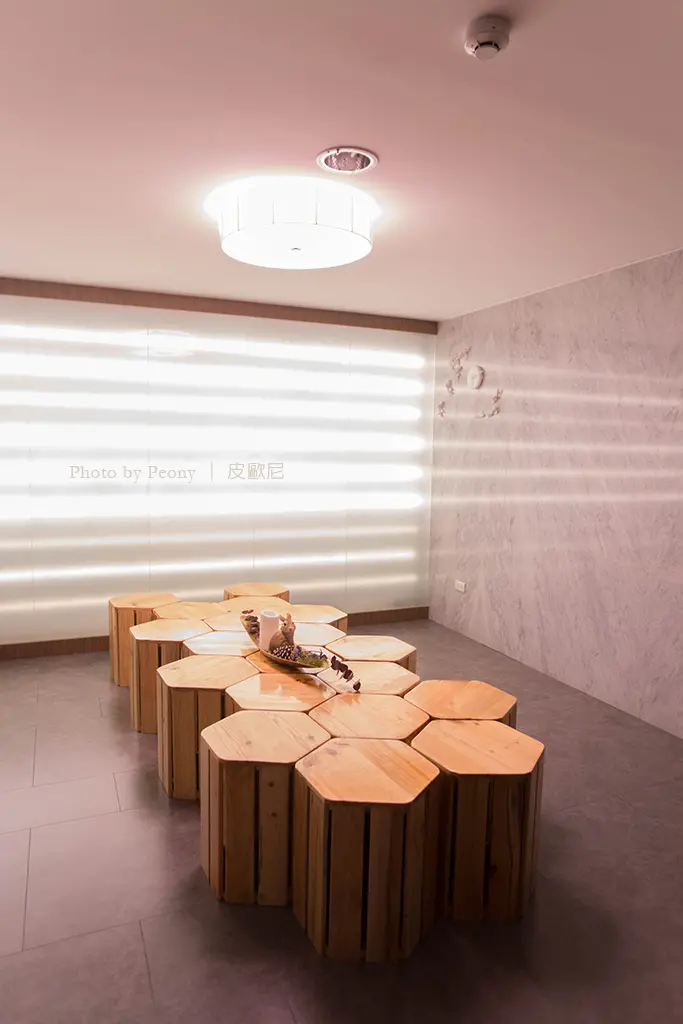 台中療癒旅店【愛麗絲國際大飯店 Aeris International Hotel】寬尾鳳蝶群起飛舞迎賓、不凋花凍齡花團景簇、植生牆造景展現生命力