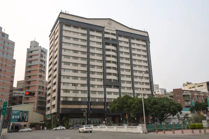 台中住宿推薦｜愛麗絲國際大飯店，超大乾淨舒適雙人床，近美術園道 · 算命的說我很愛吃