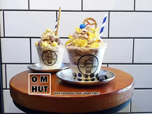 台南 中西區 菜市場旁邊的文青小店，賣咖哩飯及冰品，牛皮紙餐盒好美，冰品好好吃。O M HUT