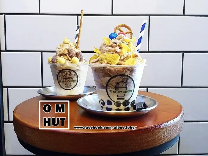 台南 中西區 菜市場旁邊的文青小店，賣咖哩飯及冰品，牛皮紙餐盒好美，冰品好好吃。O M HUT