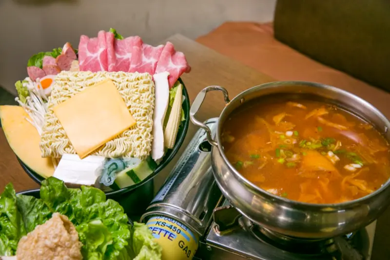 時光秘境｜身置歐洲鄉村風的溫馨餐館，享受超誘人韓式部隊鍋，滿滿幸福感 · 算命的說我很愛吃