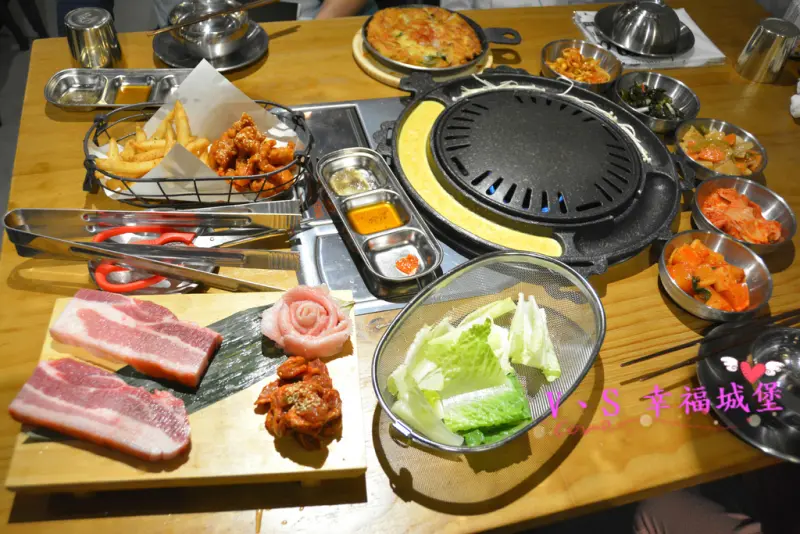 【新北美食】MANNA 만나 韓式烤肉專門店 ~ 美魔女韓國老闆娘，韓式烤肉、超棒海鮮湯麵，不用到韓國在板橋就可以吃到道地韓式料理