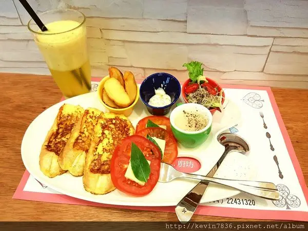 Popo Candy生活.好食.廚坊早午茶CP值高的餐點,好像整個人進到甜甜屋的感覺喔!餐點飲料名字實在可愛俏皮又有趣,如小丑跳跳糖.小心肝.嘩~英雄,讓人猶如置身在雲朵天空用餐的fu