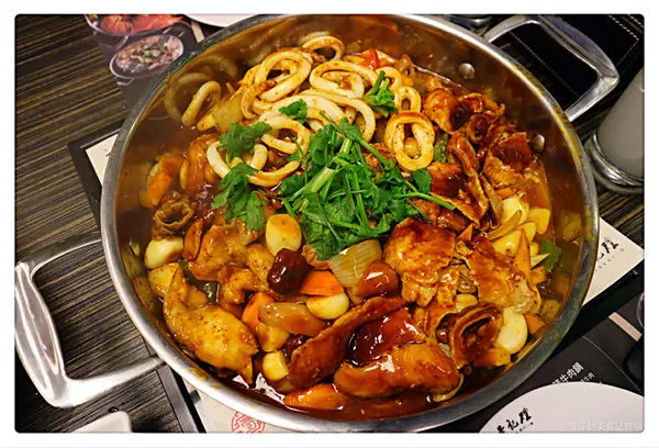 【台北美食】黃記煌 三汁燜鍋 ~ 不加一滴水的火鍋❤️信義區 Att 4 fun 新開的店 - 捷運世貿/101站