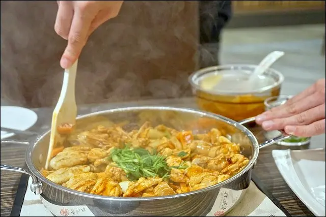 《捷運信義淡水線/台北101世貿站美食/新開店》與海底撈打對台，沒有湯的火鍋~黃記煌三汁燜鍋台灣一號店