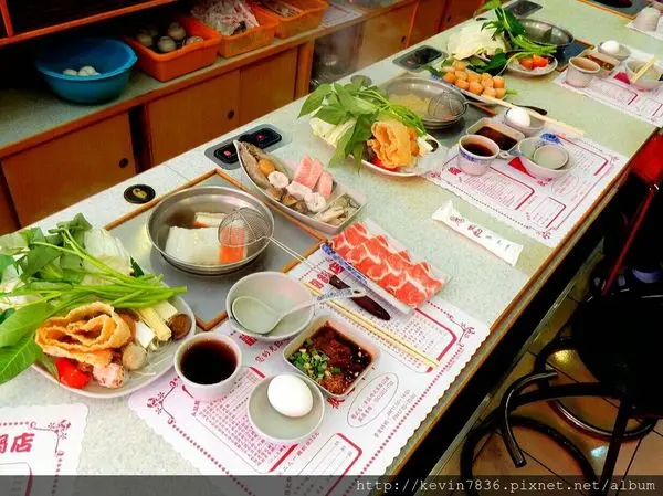 太平美食陶湘涮涮鍋(精武店)超大盤的干貝鍋.魚片鍋還有還有海陸經濟鍋,CP值高的餐點價格高貴不貴,吃火鍋的季節來這裡是好選擇喔!