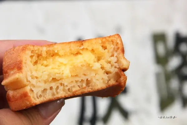 龍躍紅豆餅，介於酥皮與厚皮之間的口感。