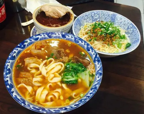 *台北美食*牛肉麵．雞湯，超飽足的紅燒半筋半肉麵，從晚餐時段開至凌晨4點，滿足夜貓族的胃!