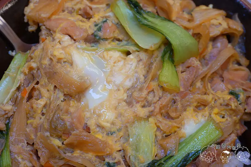 [新北土城] 永寧站旁五八壽司‧丼飯‧烏龍麵專賣店,超級平價日式料理:壽司十元起可混搭,比手掌大的花壽司超飽足,滑蛋丼飯甜鹹口感搭上粒粒分明的白飯,暖胃的味增烏龍麵.