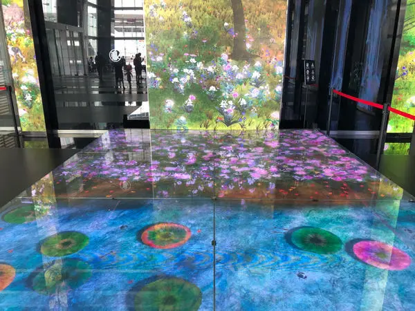 圓圓家出去玩-《台北景點》台北免費親子景點，南港中國信託金融園區，360度全景數位互動螢幕還有復古速可達騎乘體驗超有趣