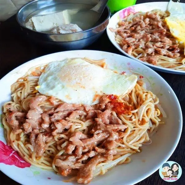 【台中】無名豬肉鐵板麵，從餐車變成社區隱藏美食，讓不少忠實粉絲繼續捧場，魅力了得。