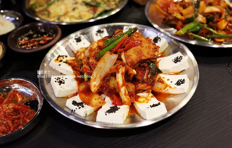 【台中西屯】Pocha韓式熱炒3號店台中旗艦店-全台第一家韓式熱炒.小菜免費可續.辣炒牛肉.起司雞蛋卷.搖滾便當.泡菜炒豬肉好過癮.適合朋友家人聚餐聊天慶生餐廳.統聯客運朝馬站和秋紅谷旁