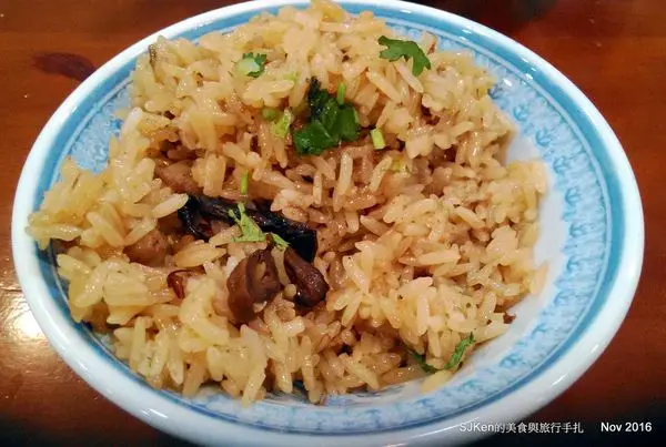 二訪「夯仔瀨巷內小吃」--- 巷弄美食「香菇油飯」+「古早肉圓」+ 「香菇瀨丸子湯」