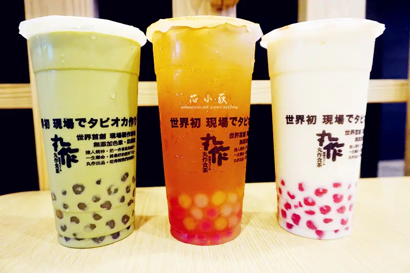 丸作食茶(台中漢口店)。很火紅的彩色珍珠終於嚐到啦~仙人掌、黑芝麻、阿薩姆、焦糖、白玉口味珍珠，彩色珍珠真的好繽紛!