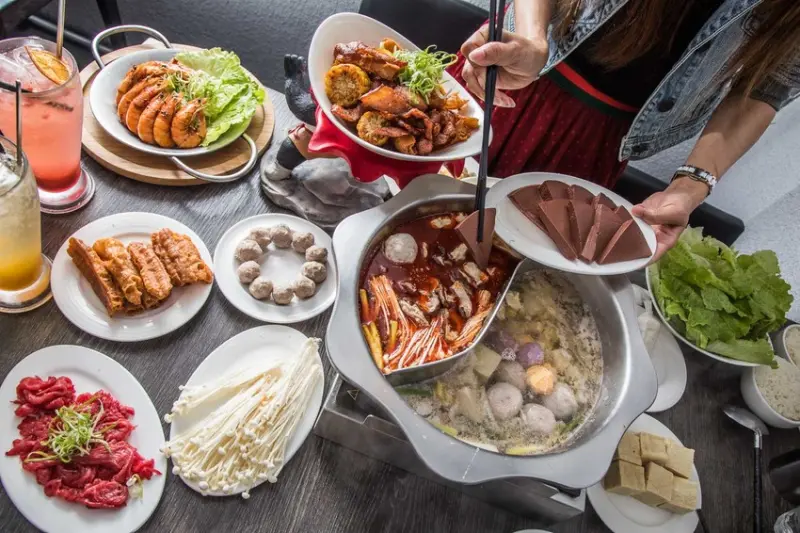 [台北中正]台北車站美食推薦，四川麻辣鍋套餐正宗川菜通通半價！不限用餐時間超佛心！瓦法奇朵複合式餐廳 - 大手牽小手。玩樂趣
