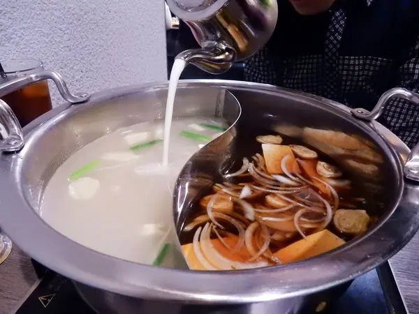 【W. 瓦法奇朵餐飲-台北車站店】鴛鴦鍋｜多元餐點｜台北車站｜朋友聚餐好選擇｜