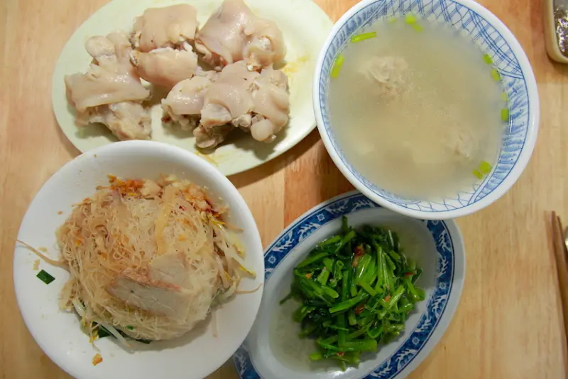 吃。屏東縣|里港鄉| 在地飄香超過七十年 ，里港必品嚐特色小吃，整體口感美味定價合理範圍「里港文富餛飩豬腳」。