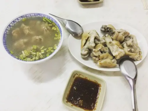 屏東里港-文富豬腳餛飩 小吃 停車方便