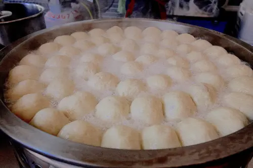 吃。高雄|鹽埕區。鹽埕區飄香超過40年的水煎包，超多媒體採訪過，超美味值得推薦「下一鍋水煎包」。