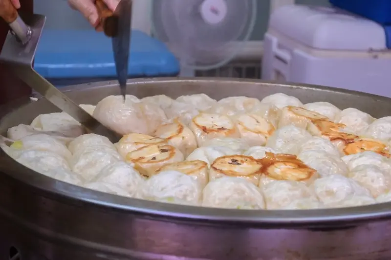 【高雄鹽埕】下一鍋水煎包：在地老字號銅板小吃，沒預訂只能等下一鍋！