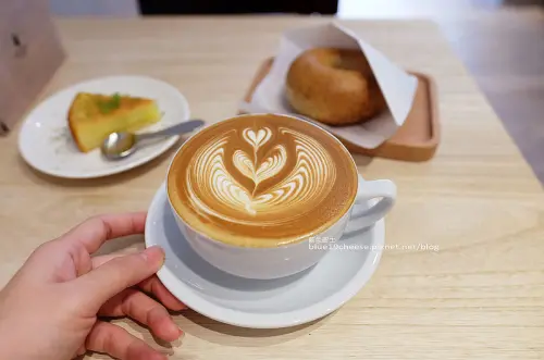 【台中南屯】J.W. Cafe-放棄百萬年薪工程師的漂亮拉花拿鐵.甜點推薦乳酪蛋糕和貝果.近清真恩德元餃子館