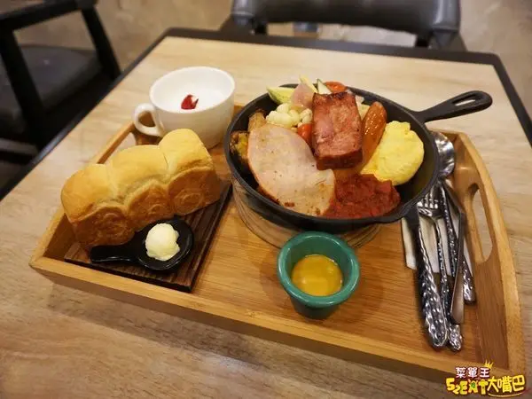 台中西屯美食早午餐》多一點咖啡館菜單價位大公開！人氣牛仔風高質感早午餐～台中中科必吃美食小吃餐廳推薦。