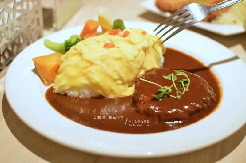 W小姐旅行畫報/ 台北｜食記 IYASHI Cafe 以亞喜 藏身巷弄的小清新餐廳 多蜜醬歐姆漢堡排 就這樣被療癒了 六張犁早午餐/日式咖哩