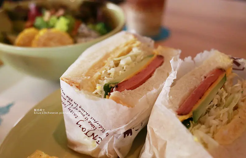 【台中南屯】角食輕旅行-早午餐有春陽高山野菜.自家製7種益生菌優格.還有日本產星野天然酵母麵包種和鳥越製粉加自家培養酵母菌費時製成的三種特色吐司可選購喔!