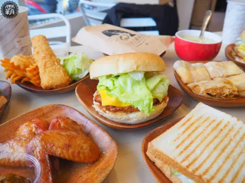 早安公雞農場晨食，火爆公雞堡辣到你喊嫑嫑der～        
      